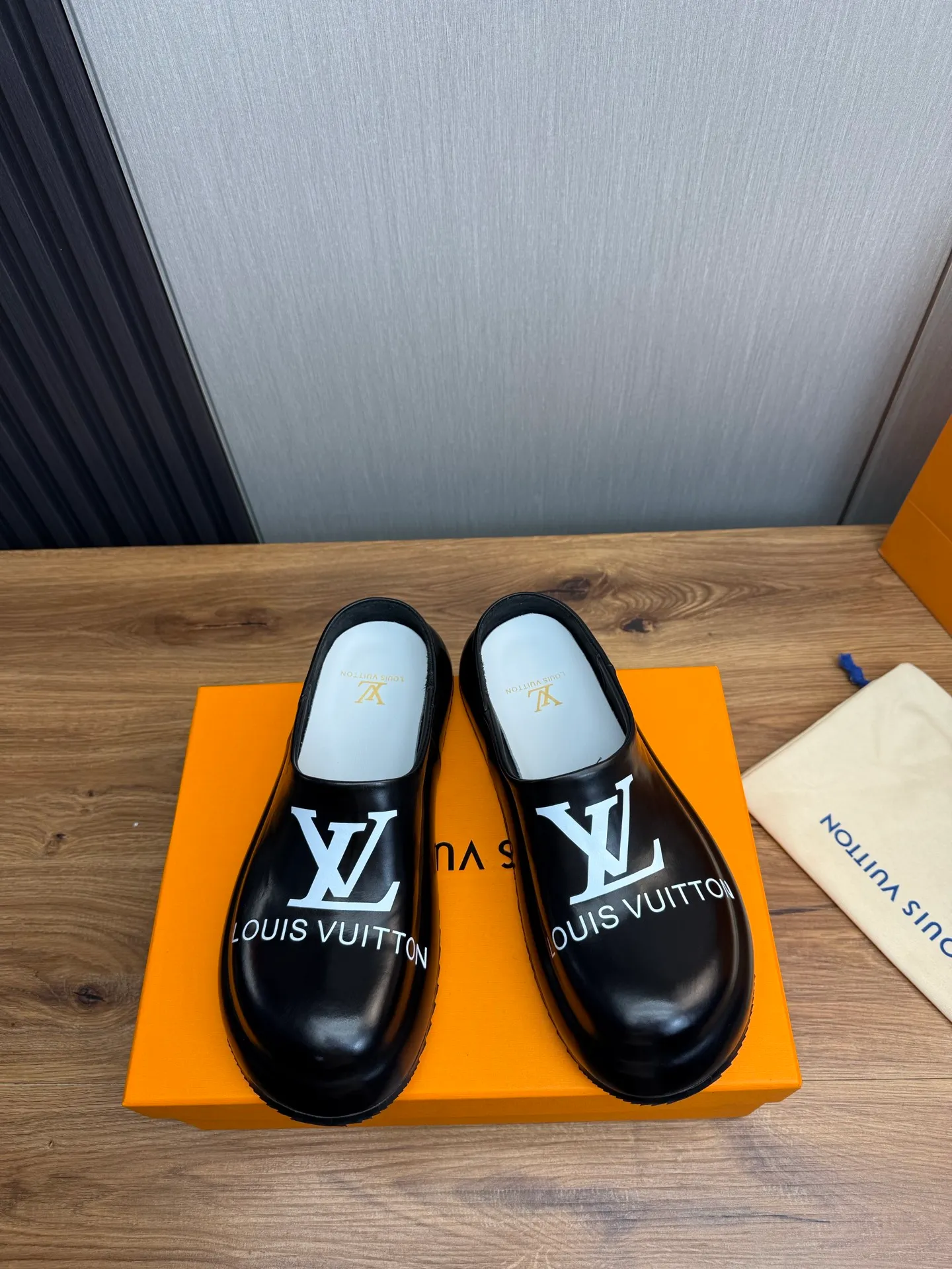 Men's shoes 💰480💰 Lv men's slippers 🩴38-45 size 45 46 🉑️Customized! Full leather slippers: cowhide on the outside, sheepskin on the inside ✅Original outsole⬆️